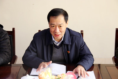 11月22日,区人大常委会主任李涌到龙泉镇台头村民情联络点调研.