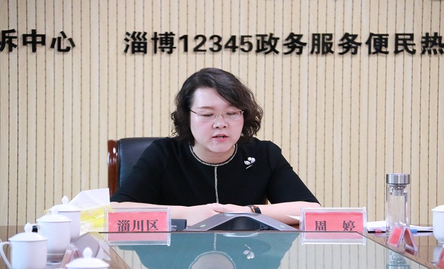 淄川区人民政府 图片新闻 周婷到市"12345政务服务热线平台"现场接听