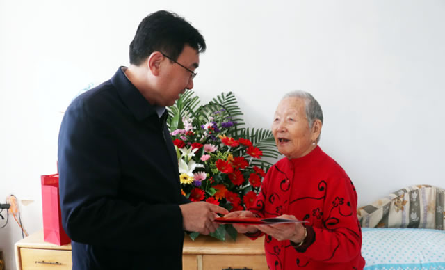 在重阳节来临之际,淄川区委书记田兵兵走访慰问百岁老人刘承凤和养老